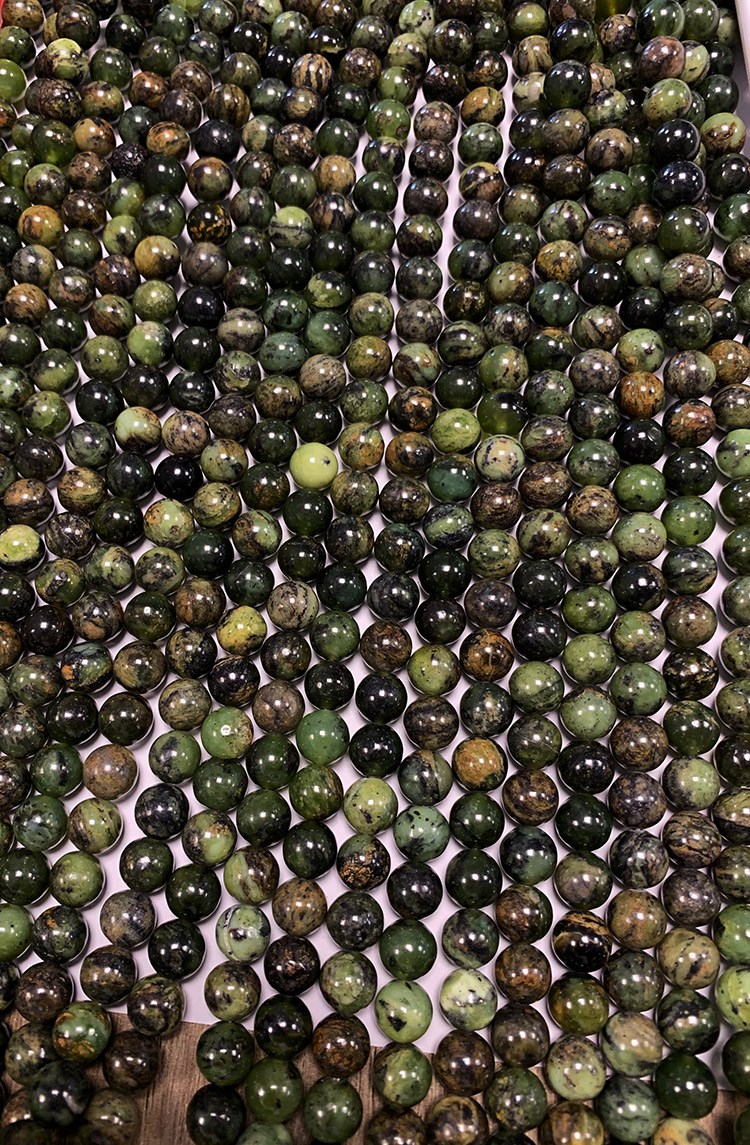 Koraliki z australijskiego jadeitu 10mm na drucie 40cm
