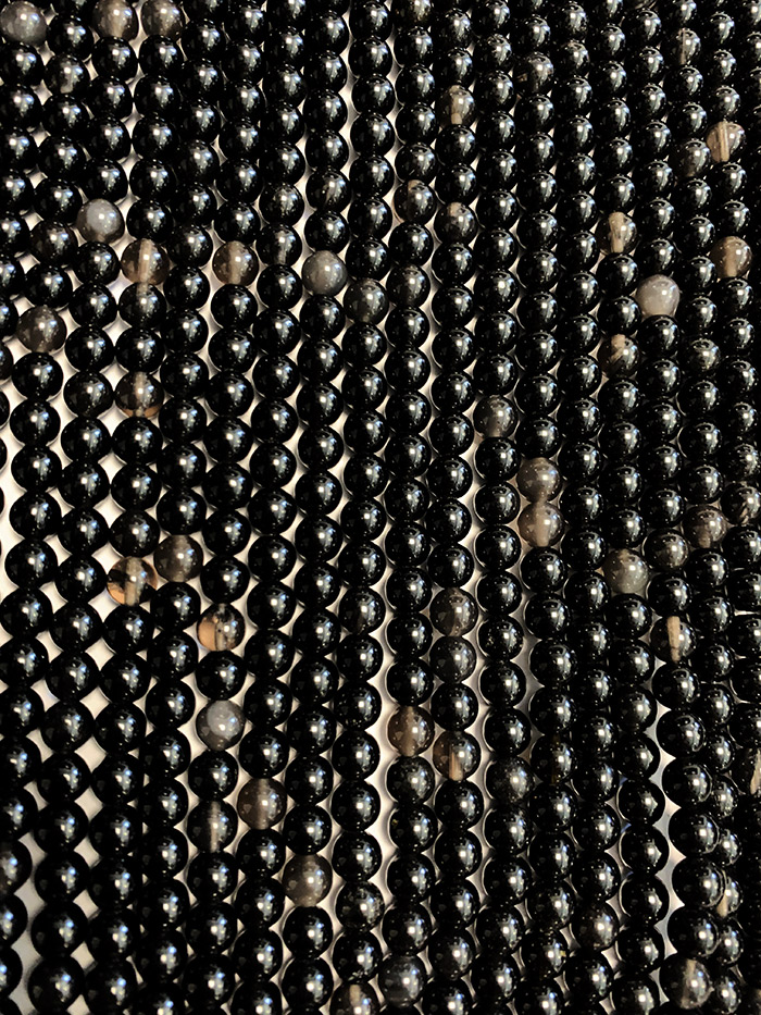 Czarny obsydian z koralikami o średnicy 6 mm na drucie o długości 40 cm
