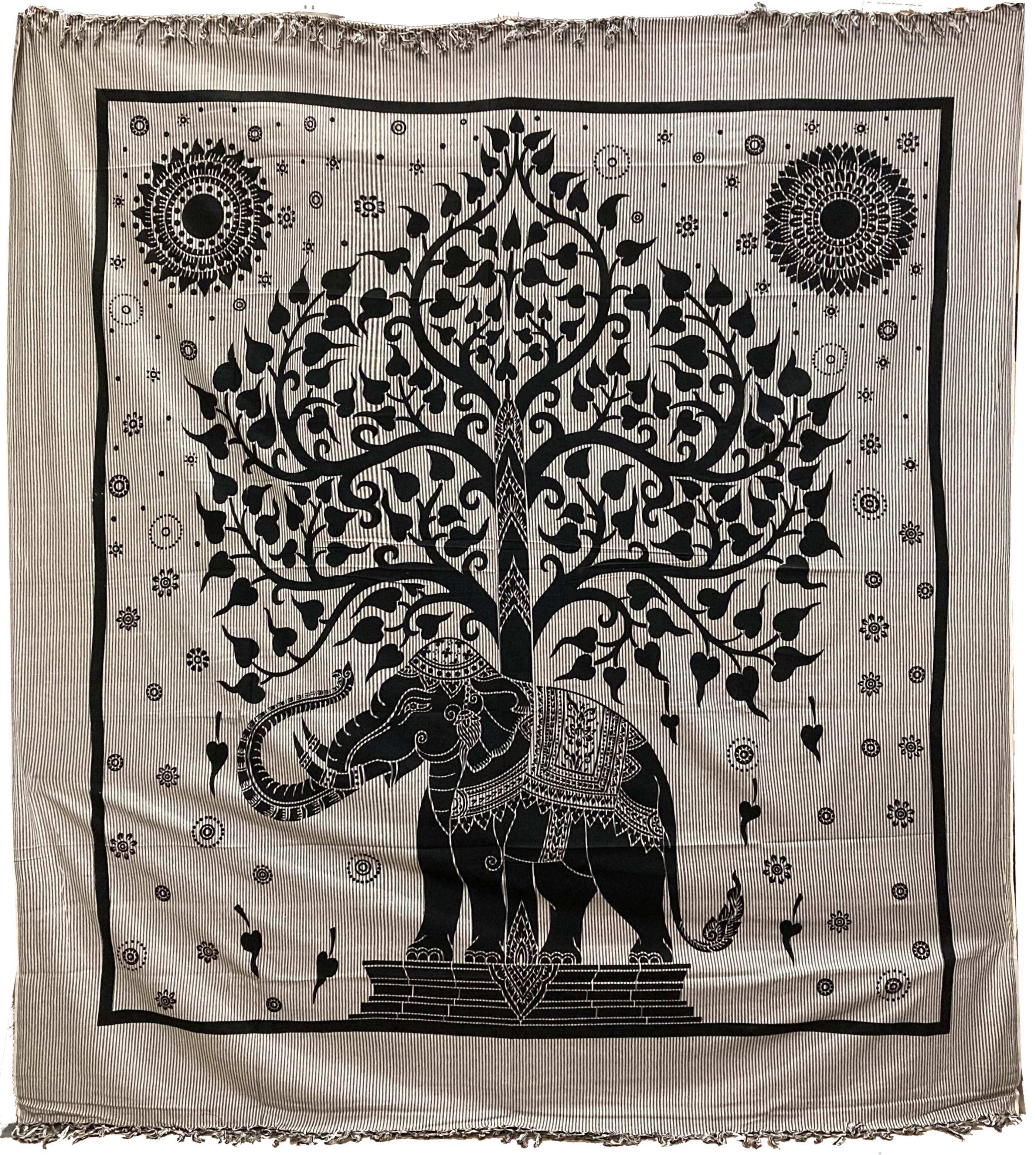 Drzewo życia i czarny gobelin w kolorze szarego słonia
