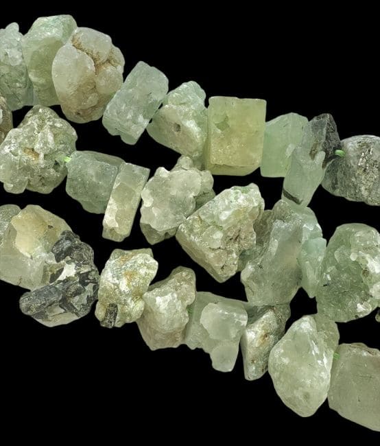 Prehnite A Surowe kamienie 13-20mm na drucie 40cm