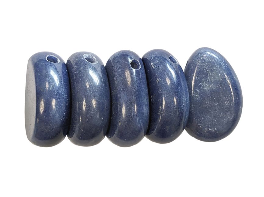Wisiorek z niebieskiego awenturynu, wywiercony w kształcie kamienia A 20-30 mm X 5