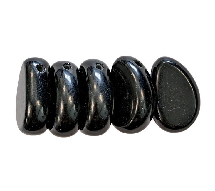Wisiorek z czarnego obsydianu, wywiercony w kształcie kamienia A 20-30 mm X 5