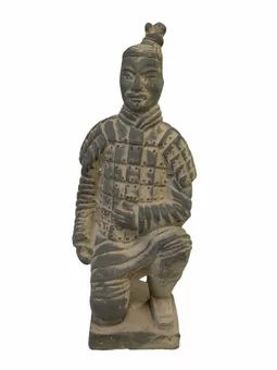 Czarna figura klęczącego łucznika z terakoty, 21 cm