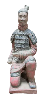 Kolorowa antyczna statua klęczącego łucznika z terakoty 22 cm