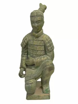 Kolorowa antyczna statua klęczącego łucznika z terakoty 26 cm