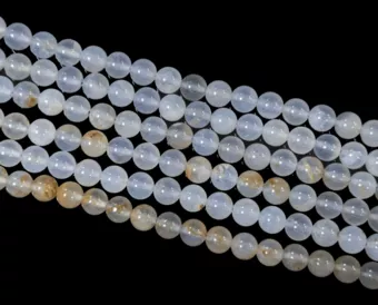 Koraliki niebieskiego chalcedonu A o średnicy 8 mm na druciku o średnicy 40 cm