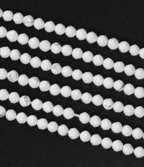 Nić Okrągłych Fasetowanych Koralików z Howlitu A 3 mm