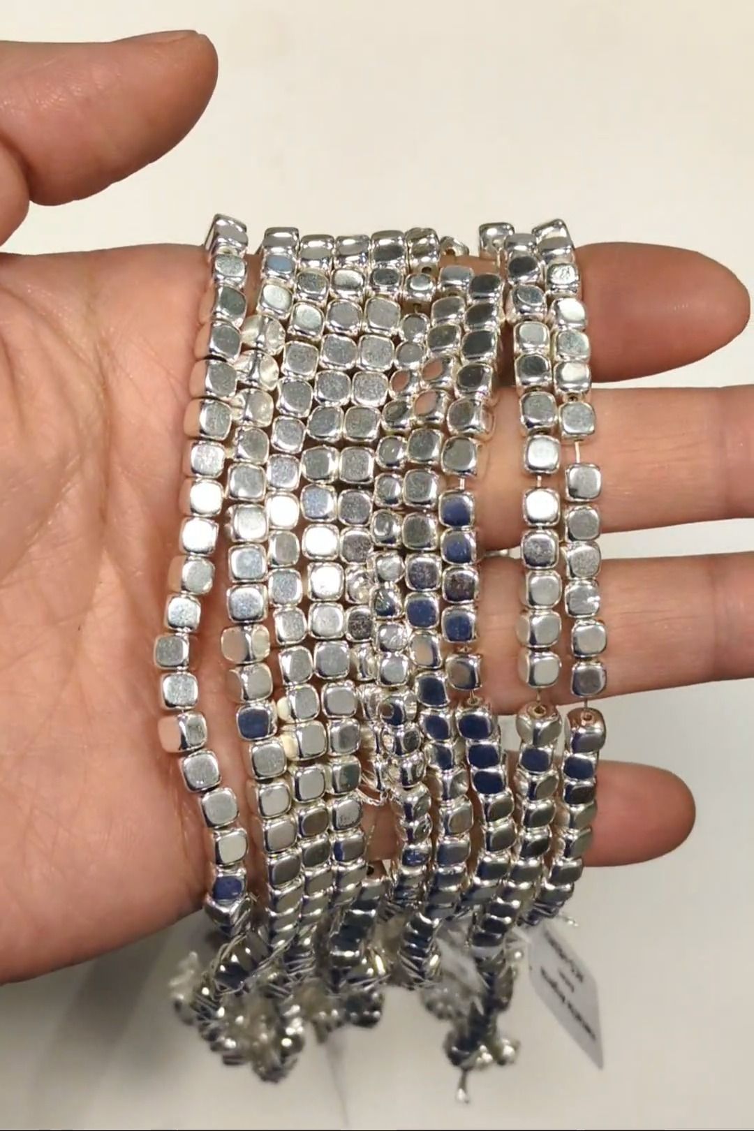 Srebrne hematytowe kwadratowe okrągłe koraliki dystansowe – 4 mm