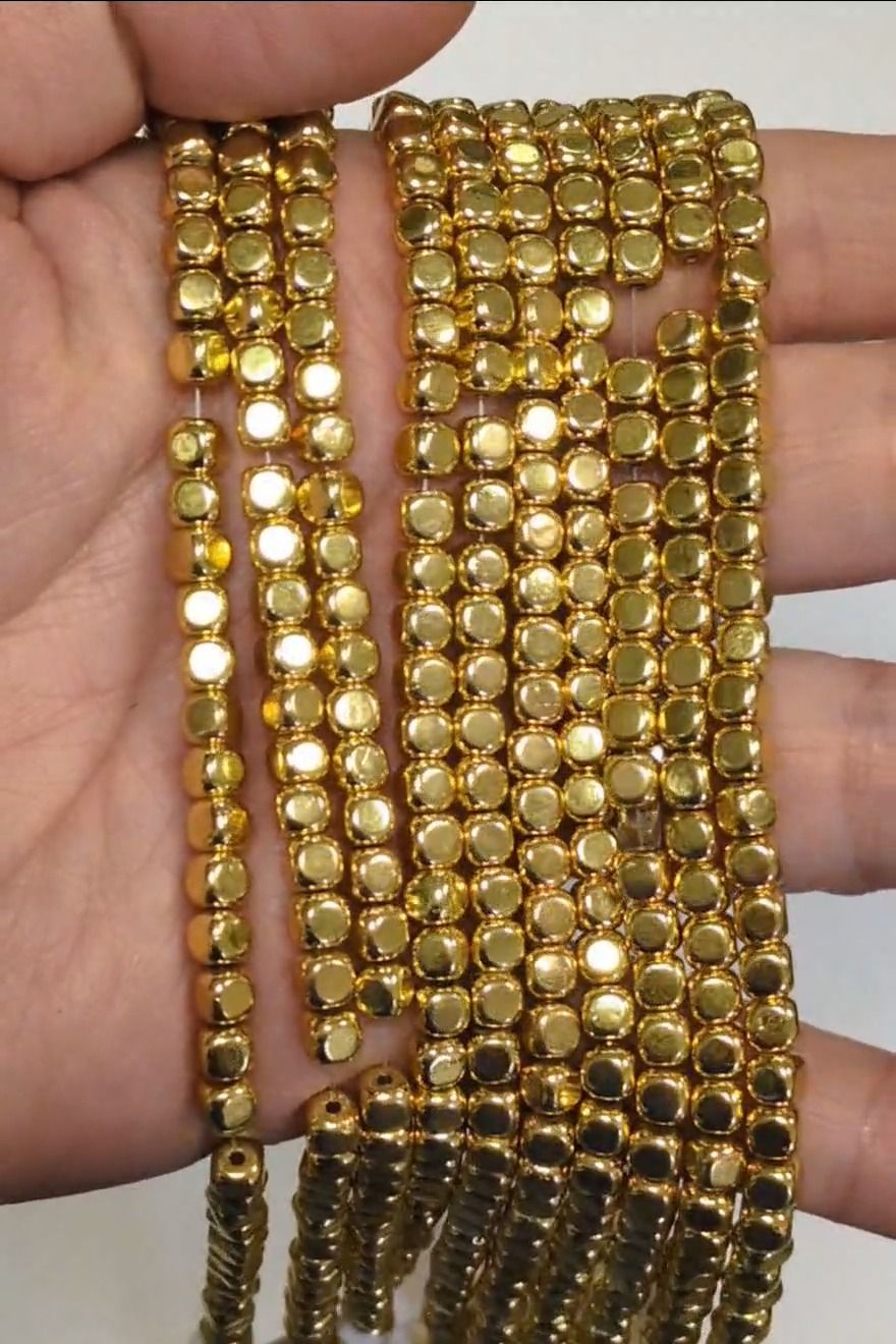 Zaokrąglone kwadratowe koraliki dystansowe w kolorze złotego hematytu – 4 mm