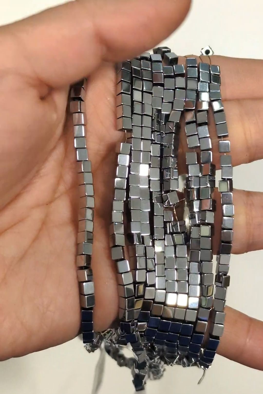 Kwadratowe koraliki dystansowe z hematytu srebrnego – 3×3 mm