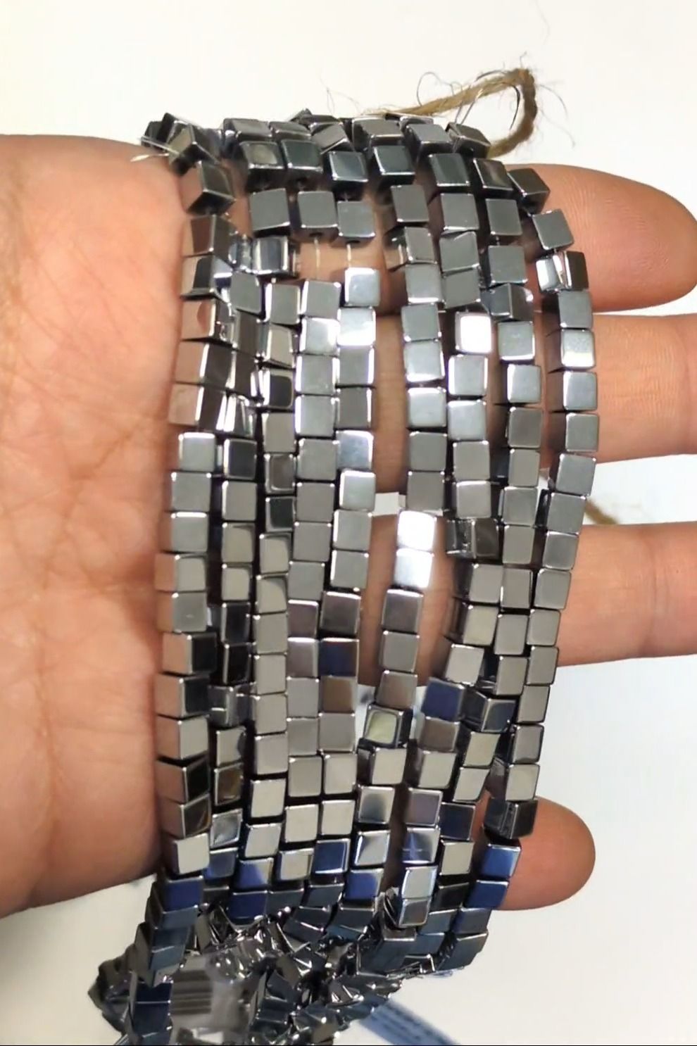 Kwadratowe koraliki dystansowe z hematytu srebrnego – 4×4 mm