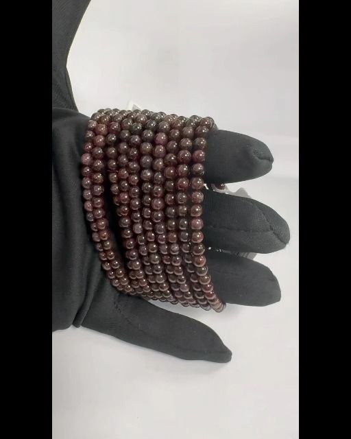 Bransoletka z czerwonych granatów z koralikami 4mm