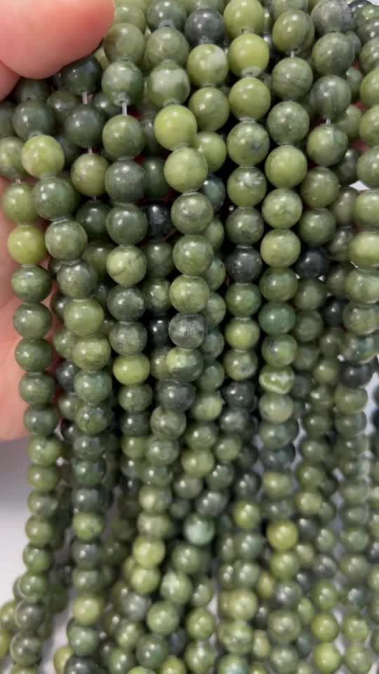 Koraliki Jade Nefryt A o średnicy 8 mm na drucie o długości 40 cm