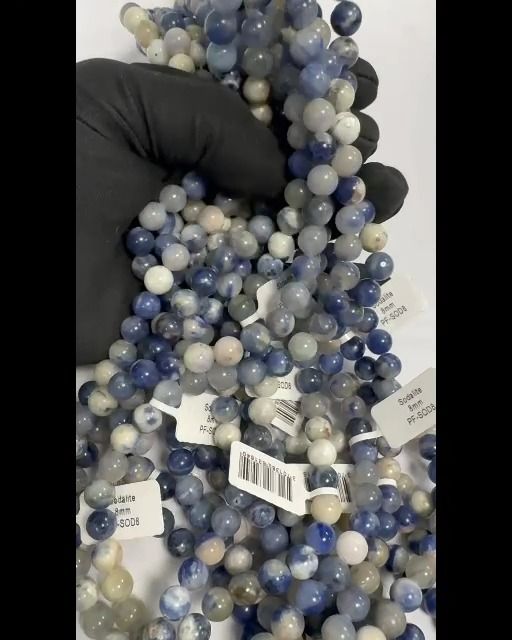Koraliki sodalitu o średnicy 8mm na druciku o długości 40cm
