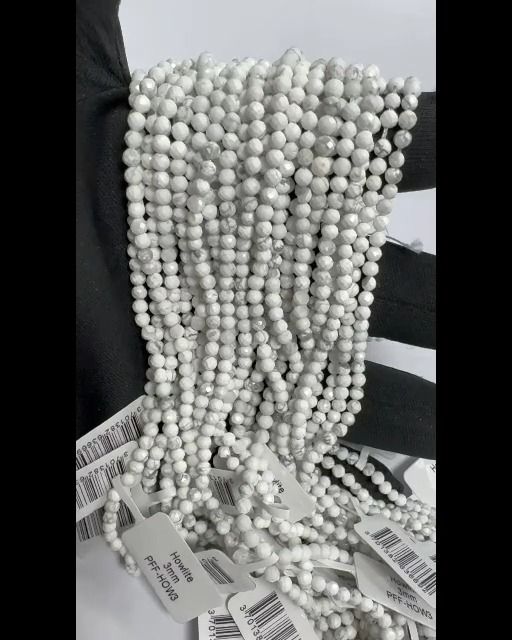 Fasetowane koraliki Howlite A o średnicy 3 mm na drucie o długości 40 cm
